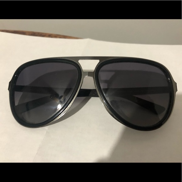 Used Gucci Aviator sunglasses with Gucci stripe - Picture 3 of 6